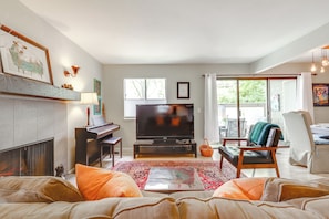 Living Room | Fireplace | Piano | Smart TV | Sound Bar