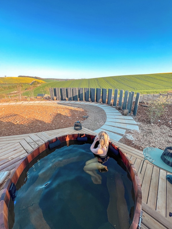 Outdoor spa tub
