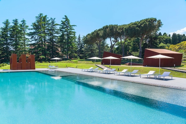 Activities, Balcony / Terrace / Patio, Building Exterior, Garden, Hot Tub, Main Entrance, Spring, Summer