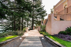 Activities, Balcony / Terrace / Patio, Building Exterior, Garden, Hot Tub, Main Entrance, Spring, Summer