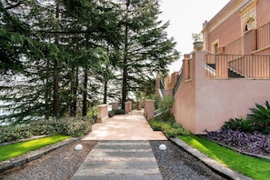 Activities, Balcony / Terrace / Patio, Building Exterior, Garden, Hot Tub, Main Entrance, Spring, Summer