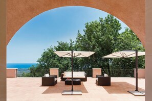 Activities, Balcony / Terrace / Patio, Building Exterior, Garden, Hot Tub, Main Entrance, Spring, Summer