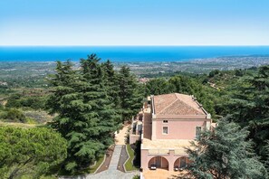 Activities, Balcony / Terrace / Patio, Building Exterior, Garden, Hot Tub, Main Entrance, Spring, Summer