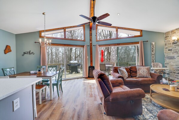 Spacious, Sunlit Living Meets Cozy Mountain Charm 🌞🔥
Gather, relax, and make memories in this beautiful open-concept retreat. Step outside to the large porch, take in the mountain air, and enjoy stunning views of the lake below. 🏔️🌊