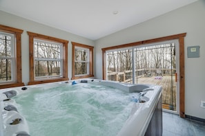Soak, relax, and enjoy the view 🌲💦