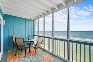 Enjoy meals while enjoying the water