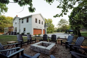 Gather around the firepit for the ideal evening with family. 