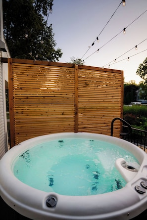 Bañera de hidromasaje al aire libre
