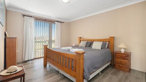 Main bedroom - king bed