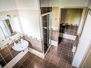 Flooring, Fussboden, Armatur, Interior Design, Decke, Installation, Badezimmer, Zapfhahn, Bad Sink, Sinken