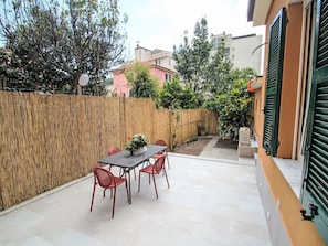 Bois, Sol, Sol, Ombre, Arrière-Cour, Mobilier De Jardin, Béton, Cour, Jardin, Tache De Bois