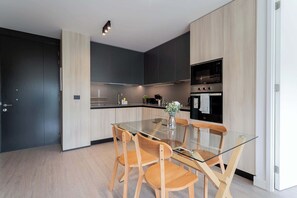 Experience a sleek and modern kitchen, perfect for cooking and gathering, featuring stylish furnishings and high-end appliances.