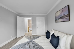 Elegant spacious room in Boca Raton with cozy Queen size bed
