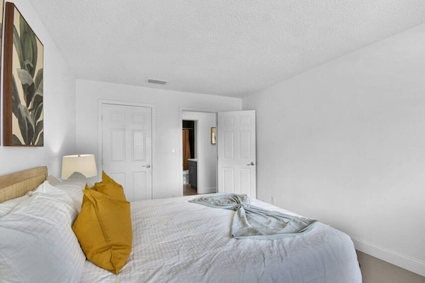 Elegant room with Queen bed in Boca Raton