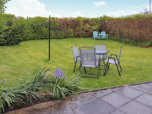 Sitting-out-area | Fron Deg, Tudweiliog