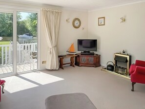 Living area | Noosa Sound, Horning
