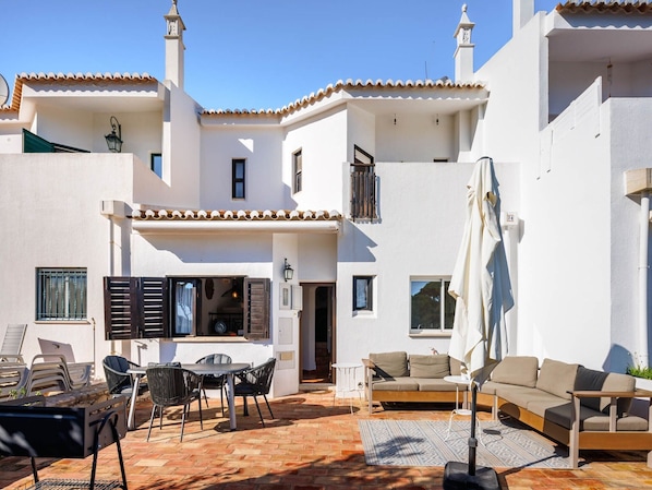 Great Vale Do Lobo Villa | 3 Bedrooms | Villa Luna | Walking Distance to Beach | Partial Sea Views