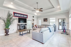 Living Room | Free WiFi | Central A/C & Heat | Smart TV