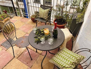 Sitting-out-area | Crumpet Cottage, Ilfracombe