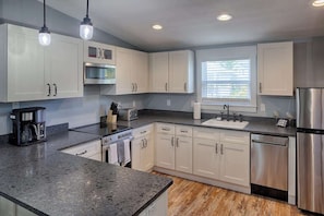 Spacious Full Kitchen