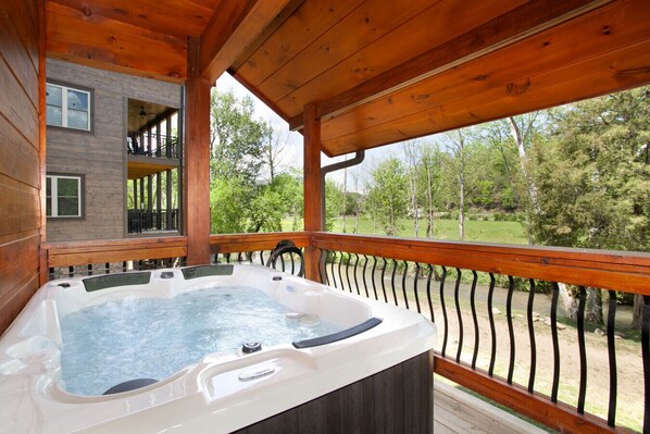 Outdoor spa tub