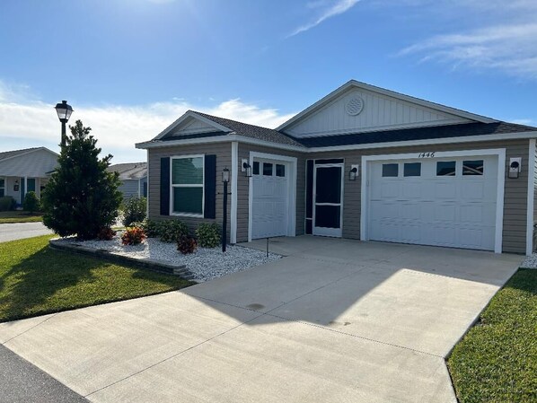1,279 living space with both a 1 car garage and a golf cart garage.