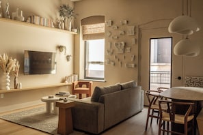 Custom open shelving, sculptured accents, and a smart TV with streaming apps.