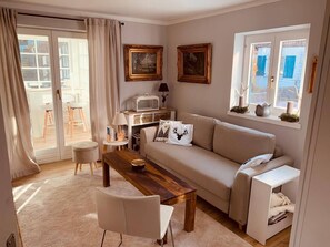 Blick auf die bequeme und hochwertige Couch, mit Blick in den vorliegenden Wintergarten