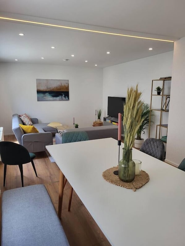 Blick vom Esszimmer ins Wohnzimmer