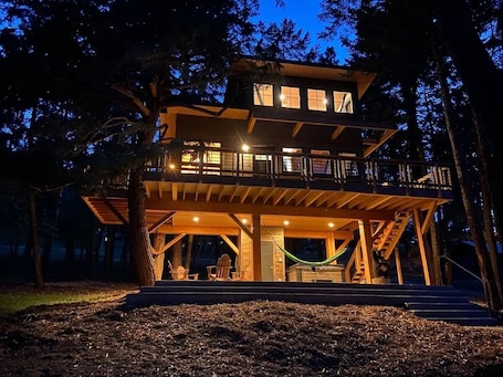 Welcome to our modern mountain treehouse!