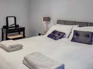 Double bedroom | Zadena, Timsbury, near Bath
