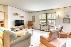 Living Room | Sleeper Sofa | Free WiFi | Central A/C & Heat | Smart TV