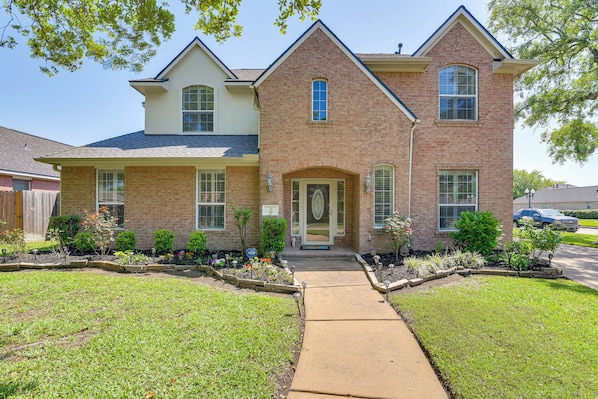 Pearland Vacation Rental | 4BR | 3BA | 3,100 Sq Ft | 2 Steps to Enter