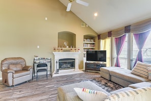Living Room | 1st Floor | Smart TV | Desk | Central Heating & A/C | Free WiFi