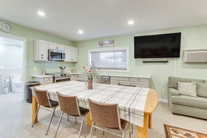 Dining Area | Smart TV | Board Games | Books