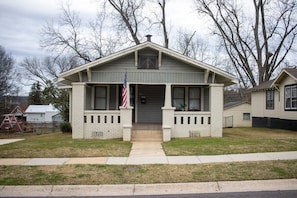 Great front porch to gather!
