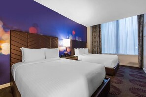 2 Queen size beds