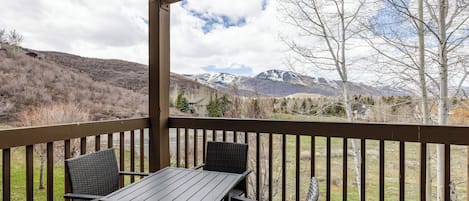 - Step outside and soak in jaw dropping views of snow kissed mountain peaks
- Share stories, sip wine, or stargaze from your private outdoor dining spot
- Dreamy perch to start your mornings or wind down after adventure filled days