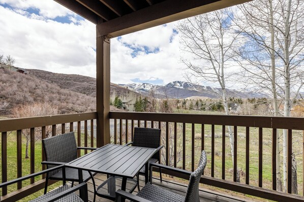 - Step outside and soak in jaw dropping views of snow kissed mountain peaks
- Share stories, sip wine, or stargaze from your private outdoor dining spot
- Dreamy perch to start your mornings or wind down after adventure filled days