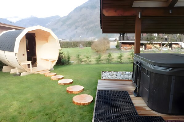 Outdoor spa tub