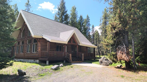 Lariat Lodge ~ ample parking, hot tub, and grill for the group to enjoy!