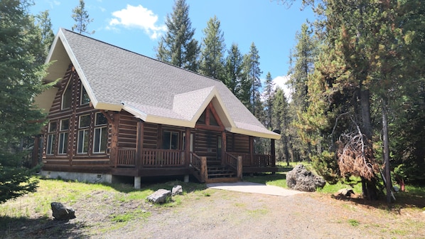 Lariat Lodge ~ ample parking, hot tub, and grill for the group to enjoy!