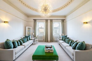 17 Market Place and The Vault, Southwold: Sitting room with seating ten guests