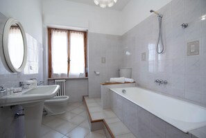 Salle de bain avec baignoire
