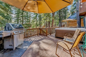 Deck: 6-person hot tub, gas grill, patio furniture