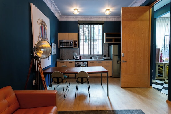 Vista al loft, con comedor para 4 personas. Cocina equipada para cómodas estancias, lavasecadora. Disfruta del los espacios iluminados y decorados para máximo confort