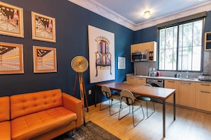 Sala de estar con sillón y TV
