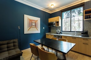 Sala de estar con comedor para 4 perssonas y cocina equipada