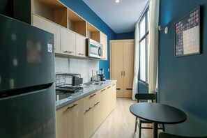Cocina completa para tu estancia, cuenta con refrigerador, microondas, parilla eléctrica y cafetera. Así como un comedor para dos personas