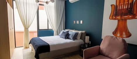 Habitación con cama king, cuenta con aire acondicionado, armario. Disfruta del ventanal con luz natural